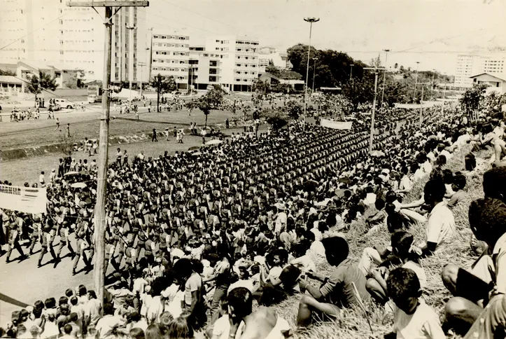 Povo Assiste Desfile dos 150 anos da Independencia no Sete de Setembro em 1972