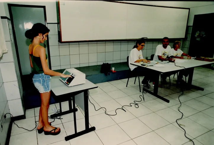 Eleitora no Colégio Módulo na primeira eleição totalmente informatizada, em 2002