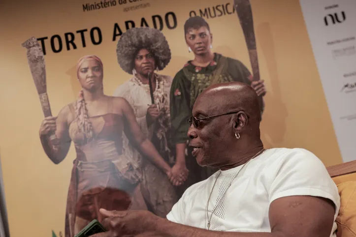 Diretor de movimento e coreógrafo de "Torto Arado - O Musical", Zebrinha