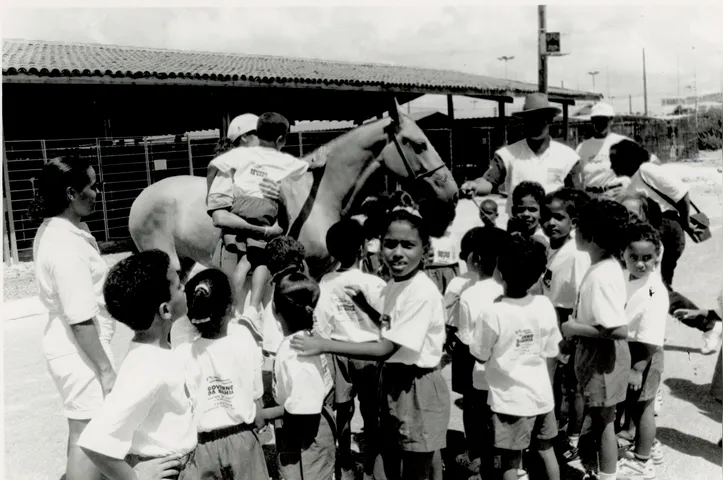 Passeios a cavalo e equoterapia também já foram oferecidos