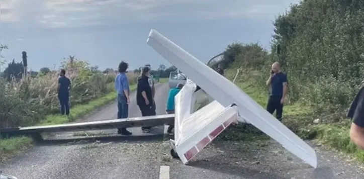 Apesar de avião cair em estrada movimentada, não há informações de carros atingidos