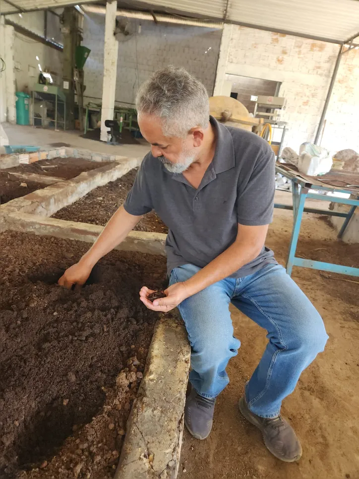 Há 32 anos João cria minhocas em sua fazenda na Chapada Diamantina