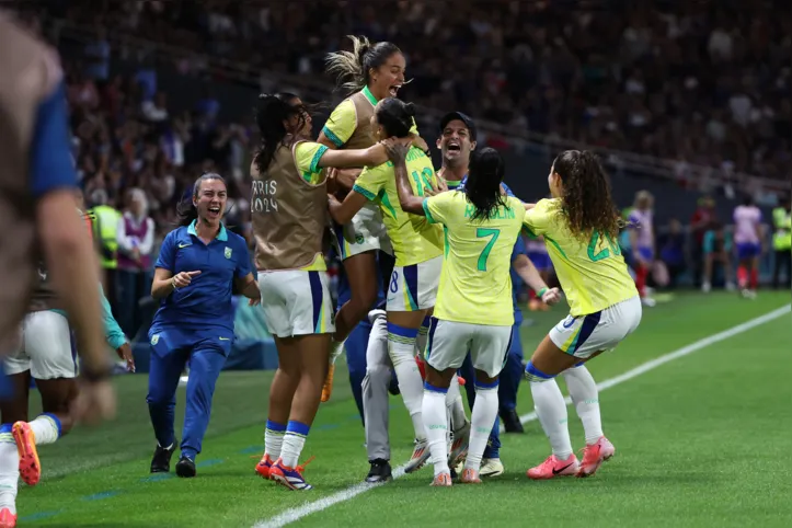 Jogadoras do Brasil comemorando