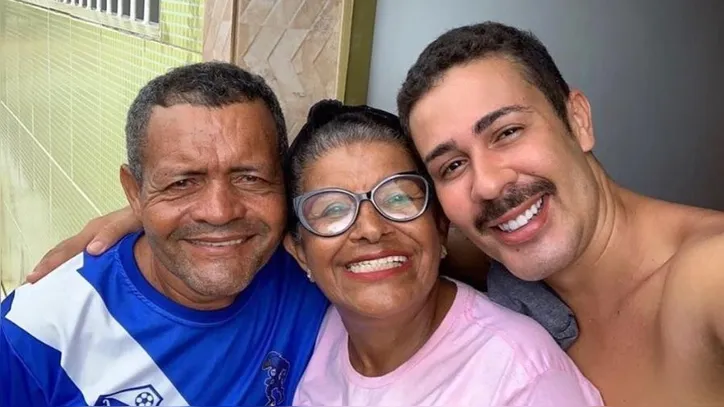 Carlinhos ao lado do pai Virgílio, e da mãe, Maria