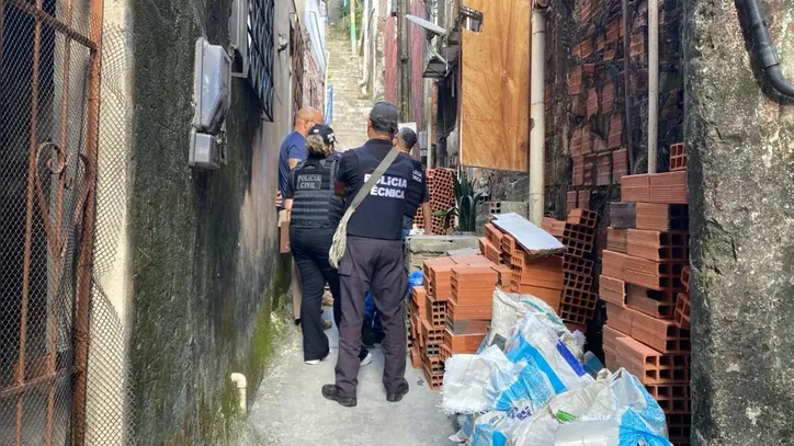 Menina foi encontrada em cima de um saco plástico, a poucos metros de onde morava