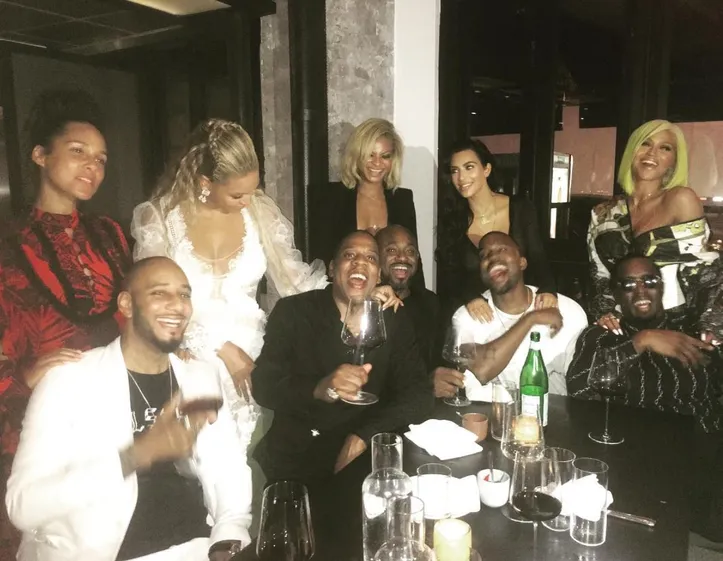 Diddy é amigo de diversas celebridades. Na foto, ele aparece ao lado de Beyoncé, Jay-Z, Alicia Keys, Kanye West, Kim Kardashian e outros