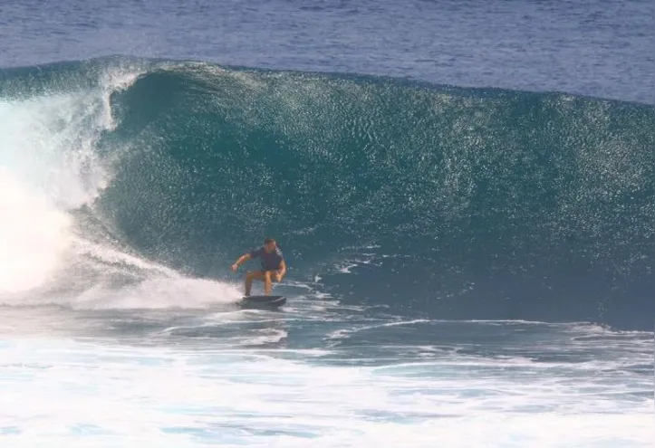 Ator está praticando surf na Indonésia