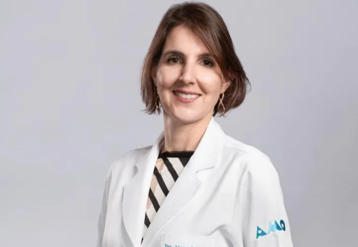 Dra. Aknar Calabrich, oncologista da clínica AMO