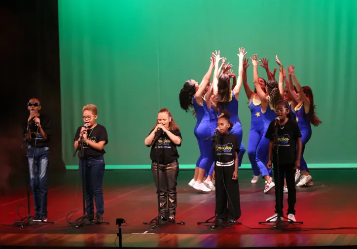 Espetáculo foi aberto com um grupo de cinco crianças cegas cantando música de Ivete Sangalo