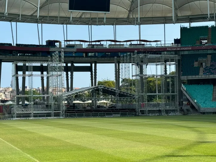 Estrutura do palco que foi montado para receber os fãs de Natiruts na Arena