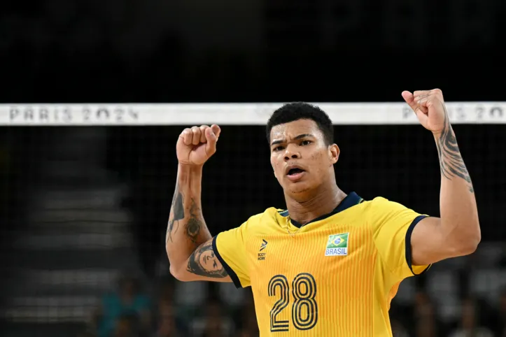 Brazil's #28 Darlan Ferreira Souza celebrates a point during the men's preliminary round volleyball match between Italy and Brazil during the Paris 2024 Olympic Games at the South Paris Arena 1 in Paris on July 27, 2024. (Photo by Natalia KOLESNIKOVA / AFP)