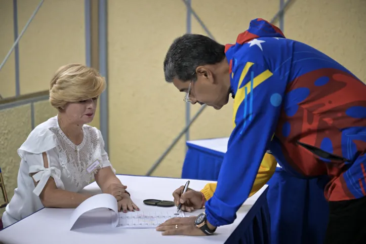 O presidente venezuelano e candidato presidencial Nicolás Maduro vota durante a Eeleição presidencial, em Caracas, em 28 de julho de 2024.