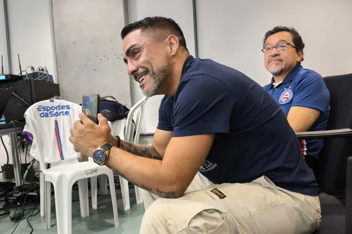 Emocionado, Liber Vega gravou toda a coletiva de apresentação do sobrinho