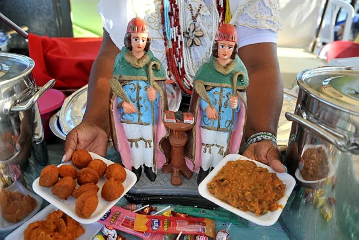 Na foto, Iguarias oferecidas ao Santo Cosme e Damião no tabuleiro da baiana. Doces, Acarajé, vatapa e caruru.