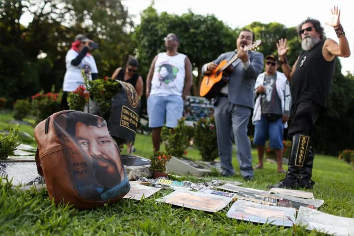 Fãs visitam túmulo de Raul Seixas no Cemitério Jardim da Saudade