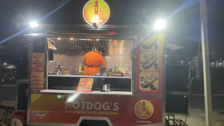 Food truck do Sr. Dog’In, na Orla da Boca do Rio