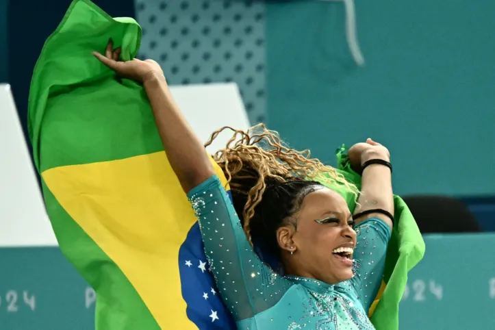 Imagem ilustrativa da imagem É OURO! Rebeca Andrade supera Biles no solo e faz história