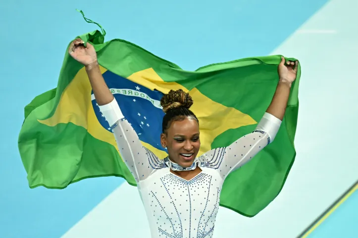 Rebeca Andrade comemorando medalha de prata