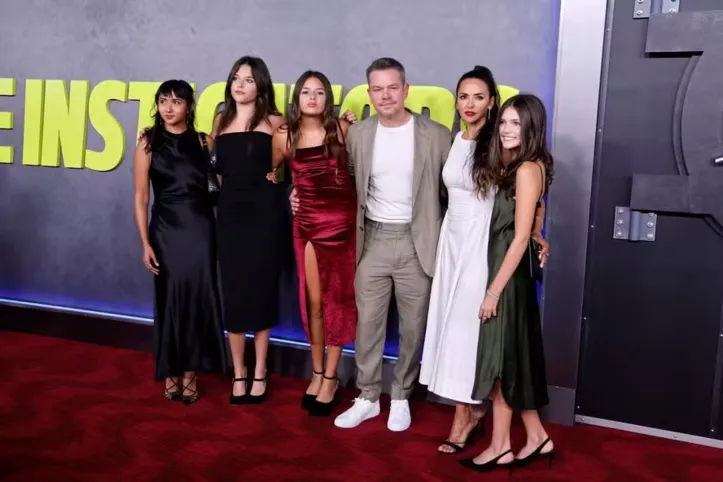 Matt Damon, Luciana Barroso e as 4 filhas do casal