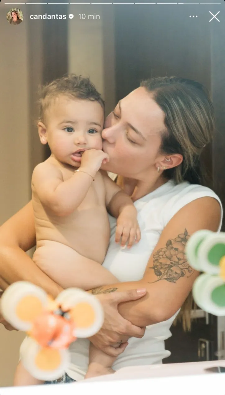 Imagem ilustrativa da imagem Em família, Neymar curte piscina com Bruna Biancardi e ex-namorada