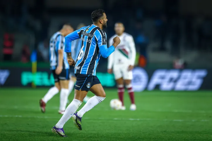 Reinaldo marcou os gols gremistas na vitória contra o Fluminense