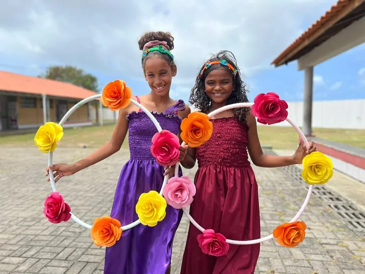 Estudantes Emily Geovana e Priscila Araújo