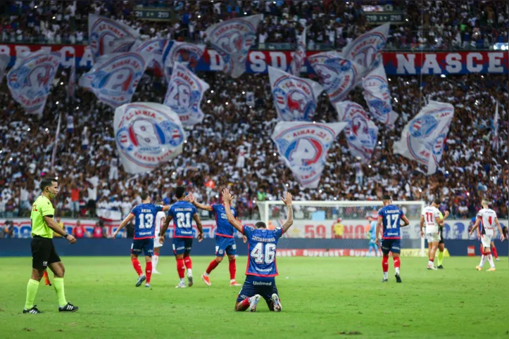 Luciano Juba ajoelhado, comemorando segundo gol do Bahia