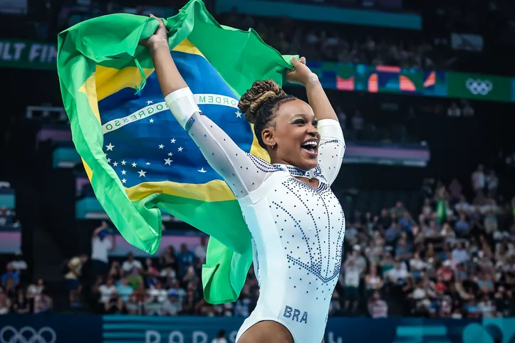 2024.08.03 - Jogos Olímpicos Paris 2024 - Ginástica Artística feminino. Com a bandeira do Brasil, Rebeca Andrade comemora a conquista da medalha de prata no salto. Foto: Wander Roberto/COB