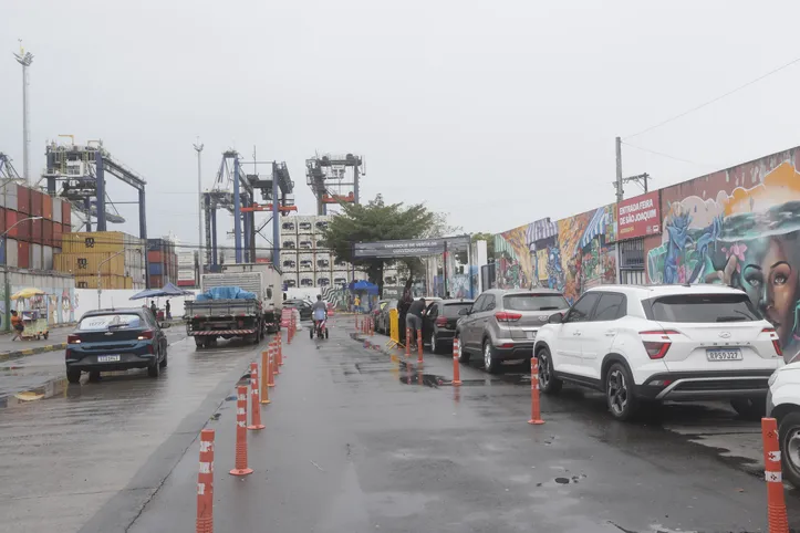 Filas de carro para pegar os ferries são constantes e longas