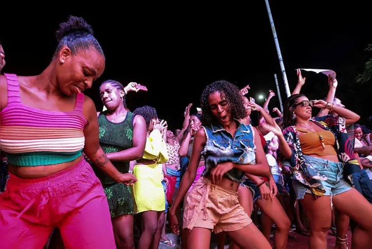 Público durante show de Tony Salles na Praça da Revolução, em Periperi