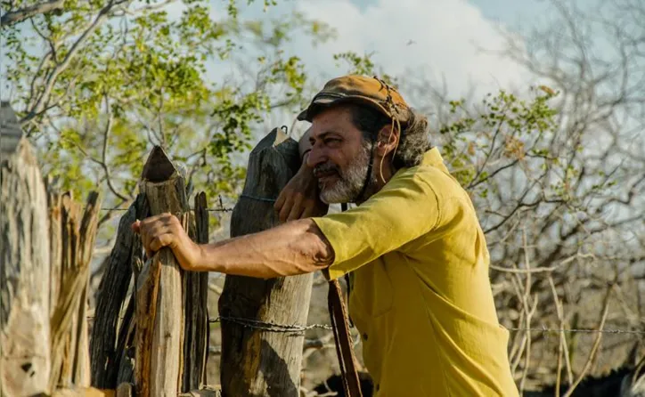 O experiente ator Luiz Carlos Vasconcelos confere dignidade bruta no papel do pai de João