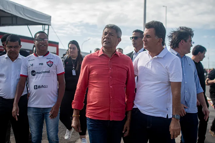 Presidente Fábio Mota e o governador Jerônimo Rodrigues na via próxima ao Barradão
Foto: Victor Ferreira / ECV / Divulgação
Data: 10/09/24