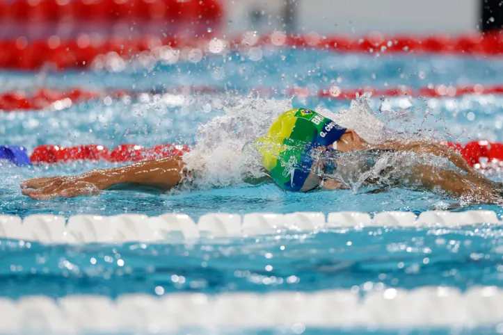 Imagem ilustrativa da imagem Histórico! Brasileira conquista vaga à final da natação após 76 anos