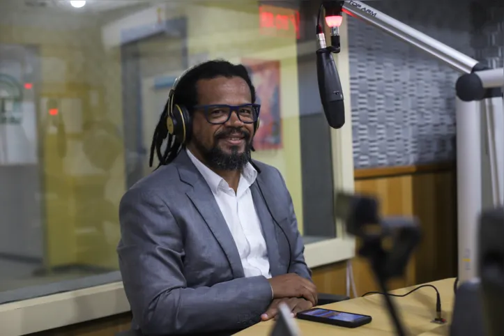 Candidato do PSOL, Kleber Rosa durante o programa "Isso é Bahia" da rádio A Tarde FM