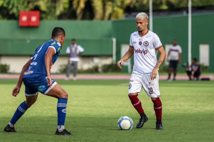 Matheus Firmino em campo pelo Jacuipense