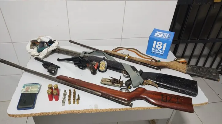 Além de libertar a vítima, a Polícia Civil apreendeu no local três armas de fogo de fabricação caseira, incluindo uma calibre 12 e um revólver calibre 38, além de munições e documentos falsos