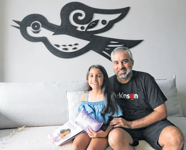 Bruno Leal com a filha, Ananda; ele lançou ontem O travesseiro companheiro