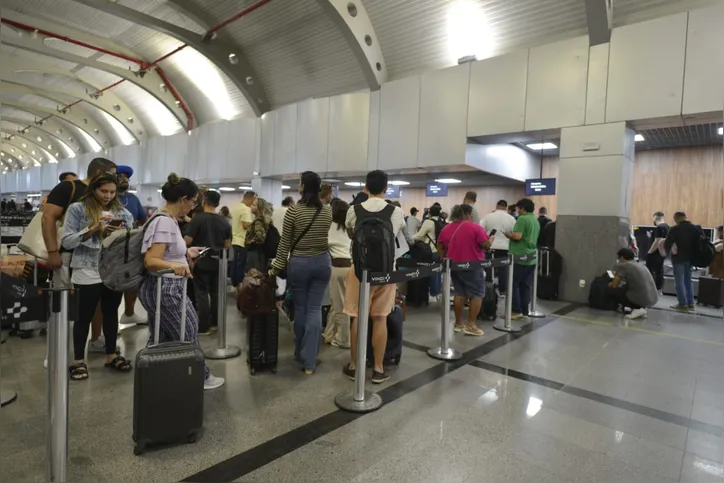 Passageiros da aeronave aguardando informações.