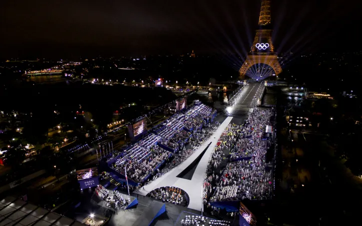 Imagem ilustrativa da imagem Paris lança Jogos Olímpicos com cerimônia no rio Sena; confira