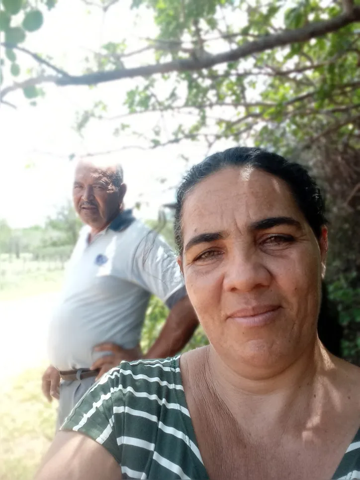 O produtor Osvalo Monção trabalha na cotonicultura junto a esposa Anne Tatiane