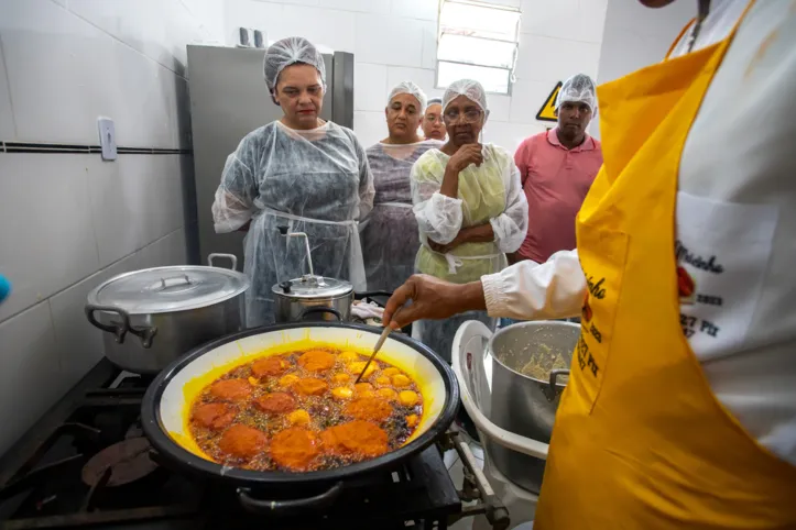 Em Lauro de Freitas os migrantes acolhidos pela Prefeitura aprendem a fazer acarajé, entre outros cursos