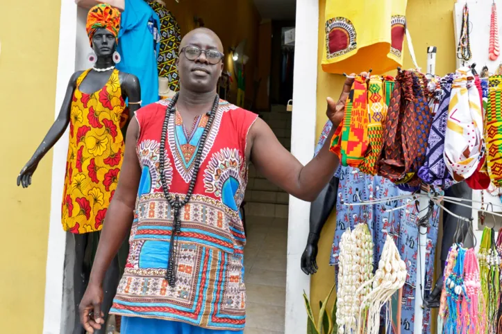 Babacar vende tecidos com estampas africanas no Largo do Cruzeiro