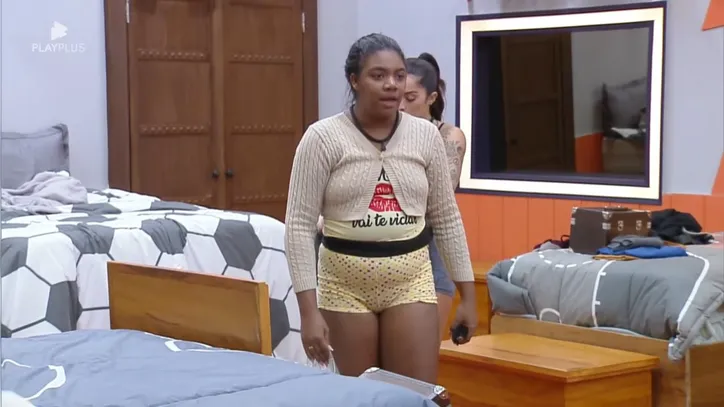 Raquel causou com pijama