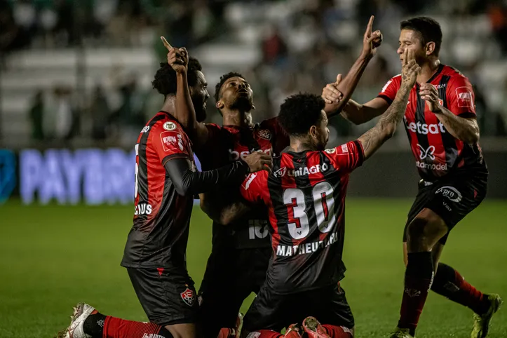 Jogadores do Vitória comemorando