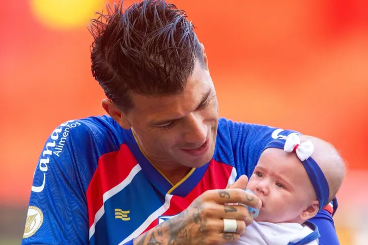 Victor Cuesta com a pequena Maria Alice em jogo do Bahia na Arena Fonte Nova