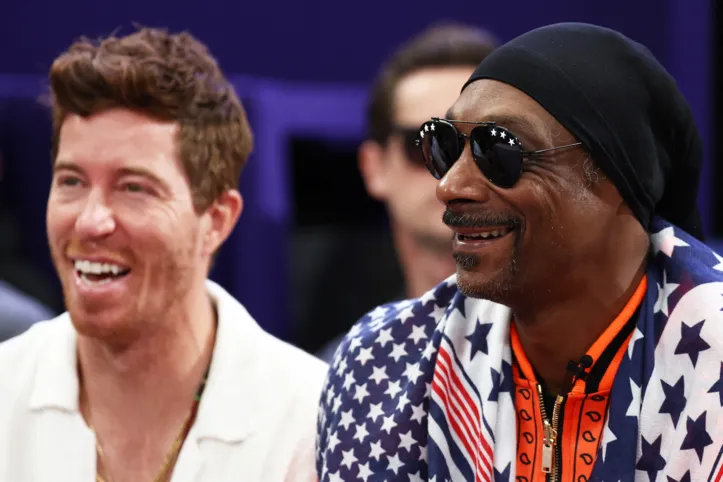 O ex-snowboarder e skatista norte-americano Shaun White e o rapper e comentarista esportivo norte-americano da emissora NBC Snoop Dogg (D) assistem à rodada de 8 lutas do florete masculino durante os Jogos Olímpicos de Paris 2024 no Grand Palais em Paris