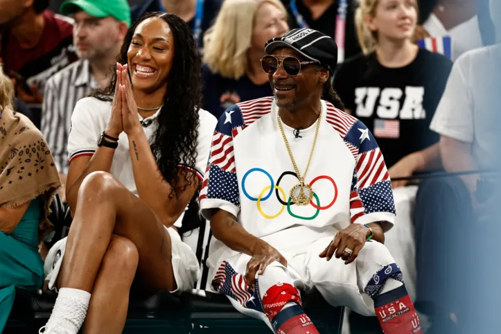 O rapper e comentarista esportivo americano da emissora americana NBC Snoop Dogg e a jogadora de basquete americana A'ja Wilson assistem à partida das quartas de final de basquete masculino entre Brasil e EUA