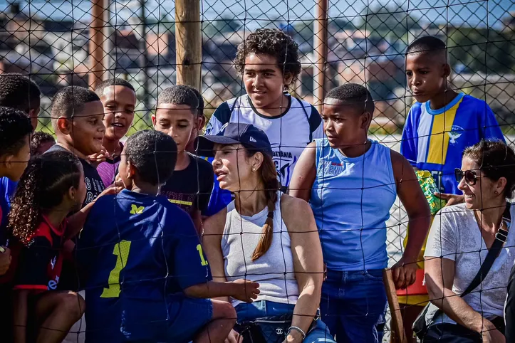 Ivete Sangalo rodeada de garotos durante jogo da Copa Unidos Pela Garotada