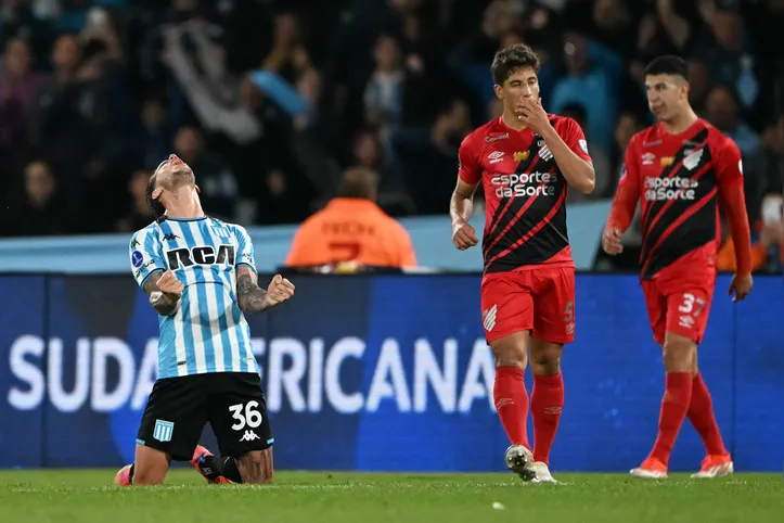 Bruno Zuculini comemora classificação do Racing sobre o Athletico-PR.