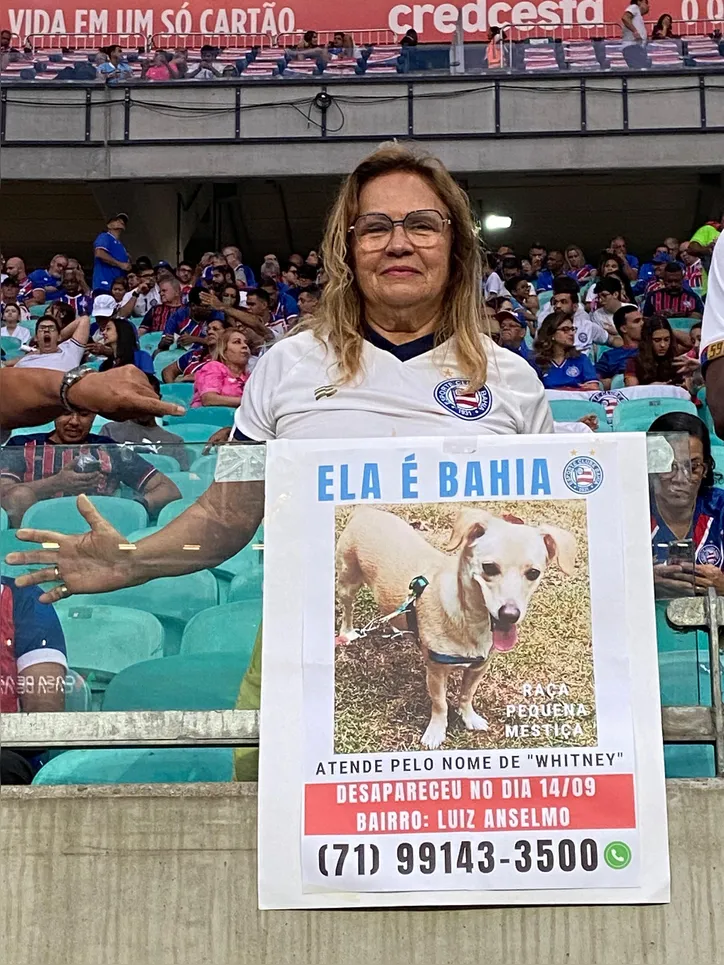 Imagem ilustrativa da imagem Torcedora leva cartaz à Fonte Nova e tenta encontrar cadela: "Ela é Bahia"